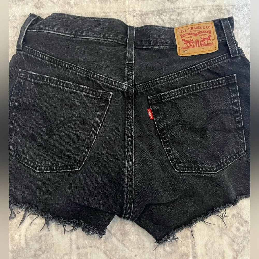 Levi’s high rise jean shorts - Picture 4 of 4
